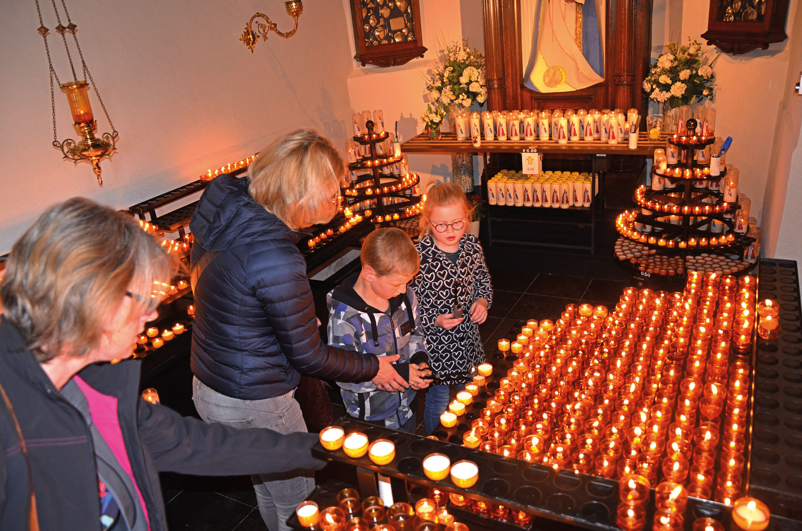 Eerst een kaarsje opsteken bij Maria in de Hasseltse Kapel